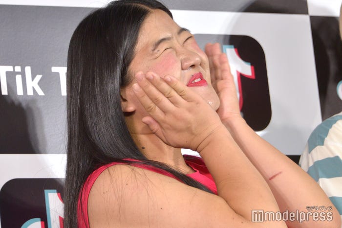 化粧水をつけるよしこ (C)モデルプレス