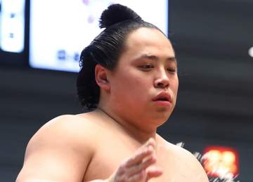 エッフェル塔をバックに美しすぎる四股、人気力士に「スゴい所で踏みましたね」「着物が可愛い」大相撲パリ公演