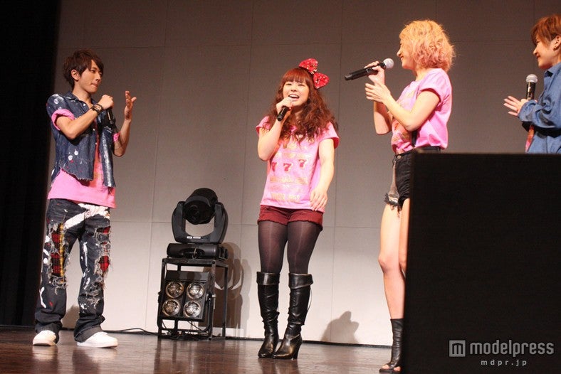 AAA、“8人目のメンバー”お披露目