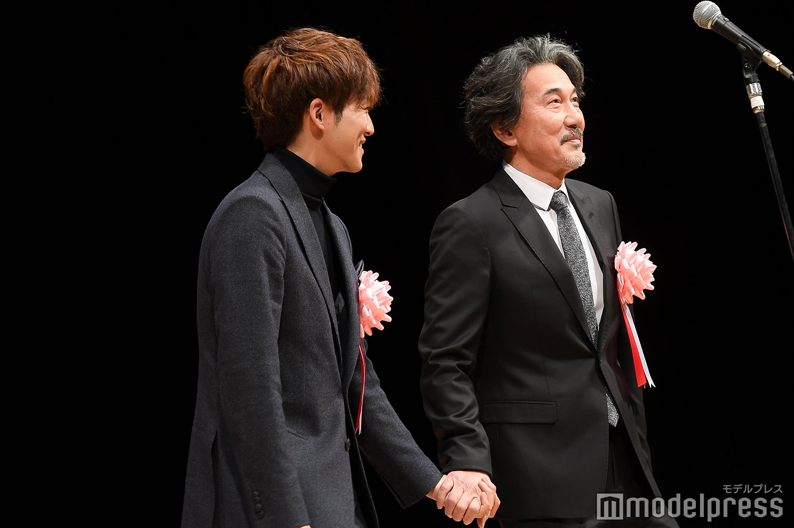 仲良く手をつなぐ松坂桃李＆役所広司 （C）モデルプレス