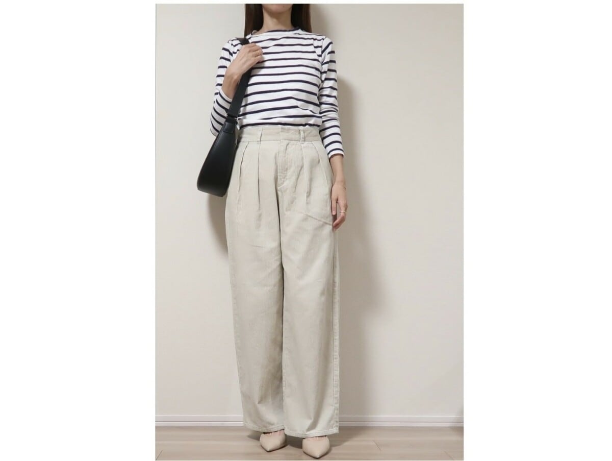 お腹やヒップまわりにゆとりがあるのでトップスはコンパクトなバランスがおすすめ