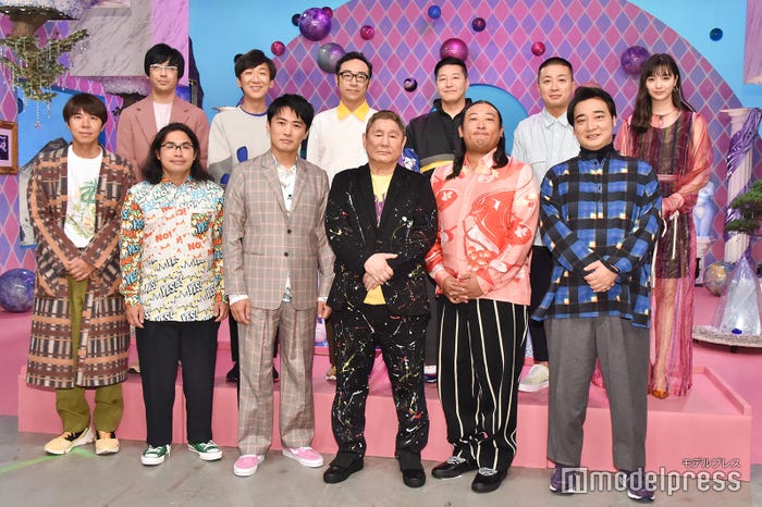 (前列左より)コカドケンタロウ、中岡創一、劇団ひとり、ビートたけし、秋山竜次、斉藤慎二(後列左より)豊本明長、飯塚悟志、角田晃広、長田庄平、松尾駿、新川優愛 (C)モデルプレス