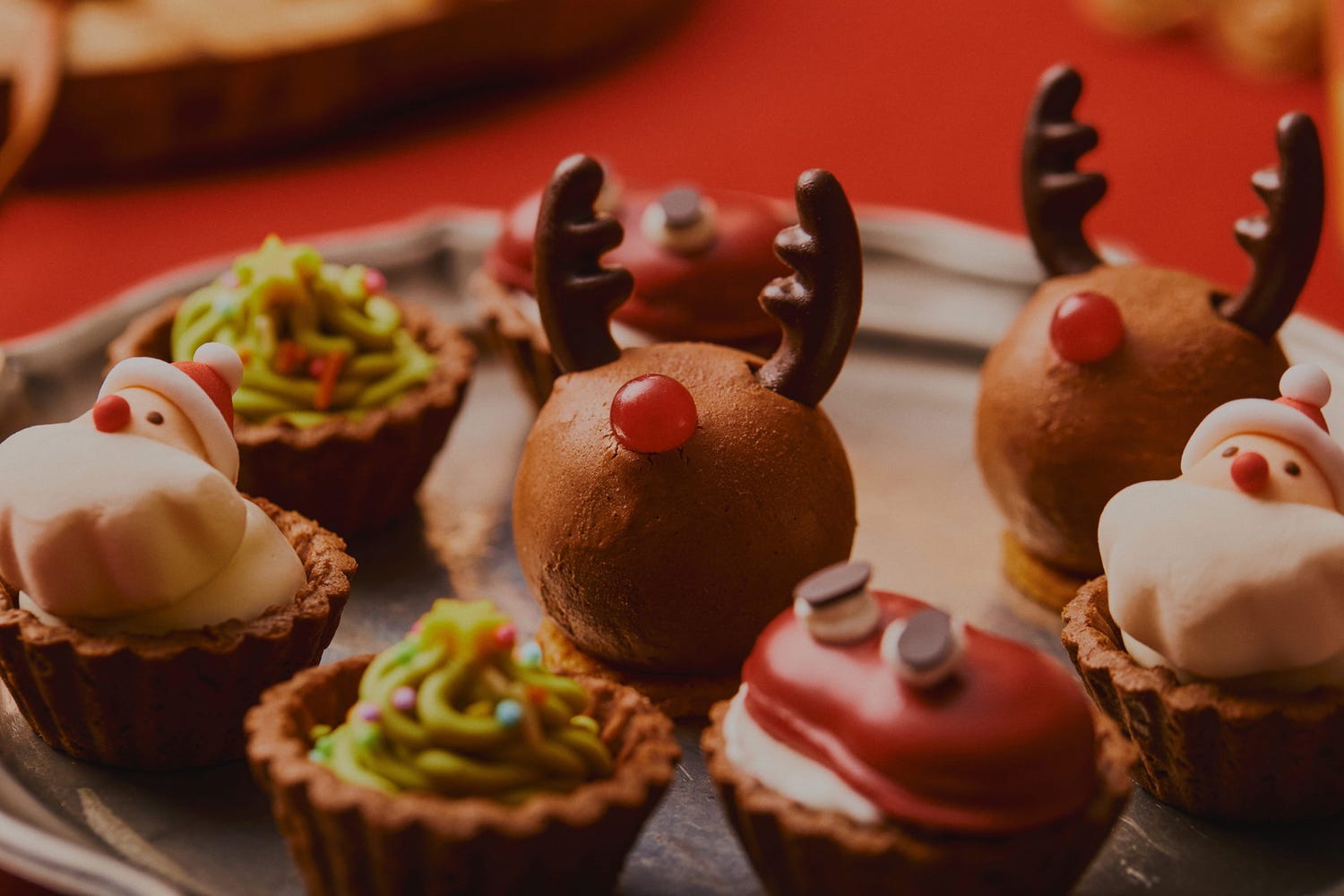京都でクリスマススイーツビュッフェ、サンタタルトやトナカイムースなど特別なホリデー菓子ずらり