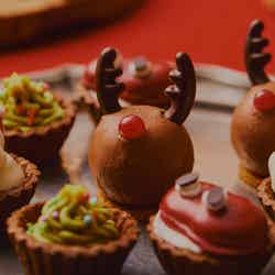 京都でクリスマススイーツビュッフェ、サンタタルトやトナカイムースなど特別なホリデー菓子ずらり