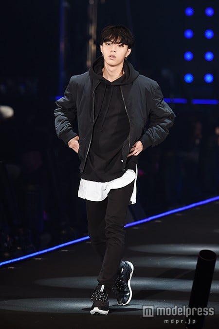 モデル Myname Tgc でクールなランウェイ アクロバティックなポーズに3万人沸く モデルプレス モデル Myname Tgc でクールなランウェイ アクロバティックなポーズに3万人沸く モデルプレス