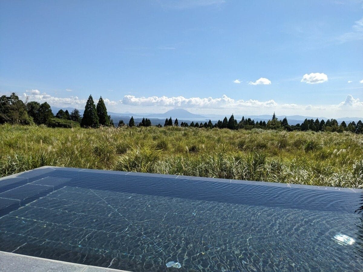 開放感あふれるインフィニティの露天風呂。