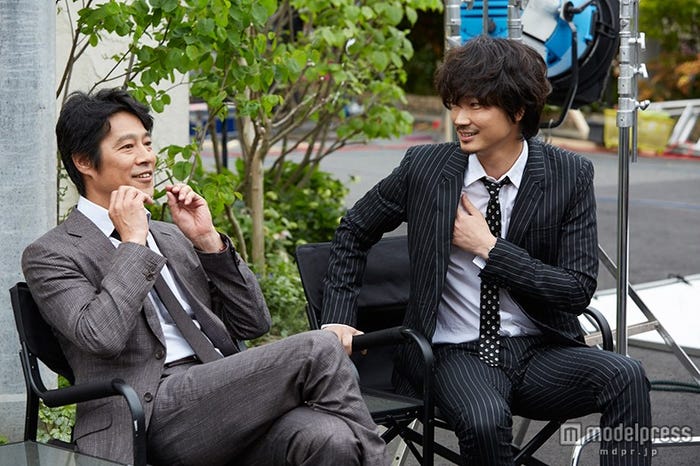 (左から)堤真一、綾野剛/「得ダネを追え!ドコモ光パック」篇