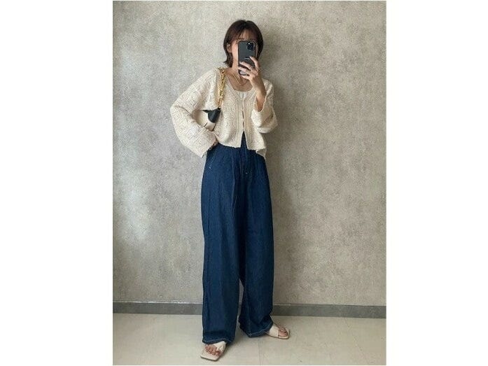 薄く軽い夏向け素材のワイドデニムで夏のデニムスタイルに 出典:WEAR