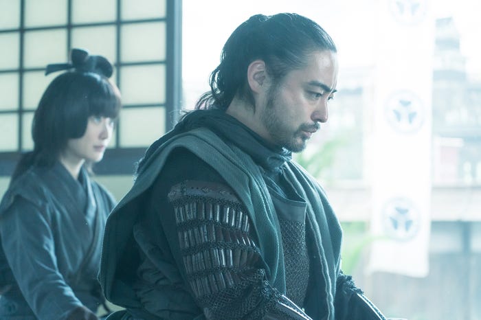 松本まりか、山田孝之(C)NHK