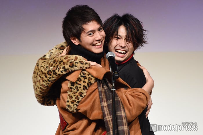 Generations片寄涼太 鈴木勝大が密着ハグ 男性キャスト陣の胸キュン再現に会場興奮 モデルプレス Generations片寄涼太 鈴木勝大が密着ハグ 男性キャスト陣の胸キュン再現に会場興奮 モデルプレス