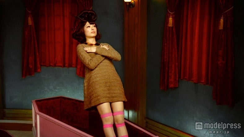 きゃりー扮する“きゃりーかむかむ”／「g.u.」新CM「ファッションモンスター the ファイナル」篇より