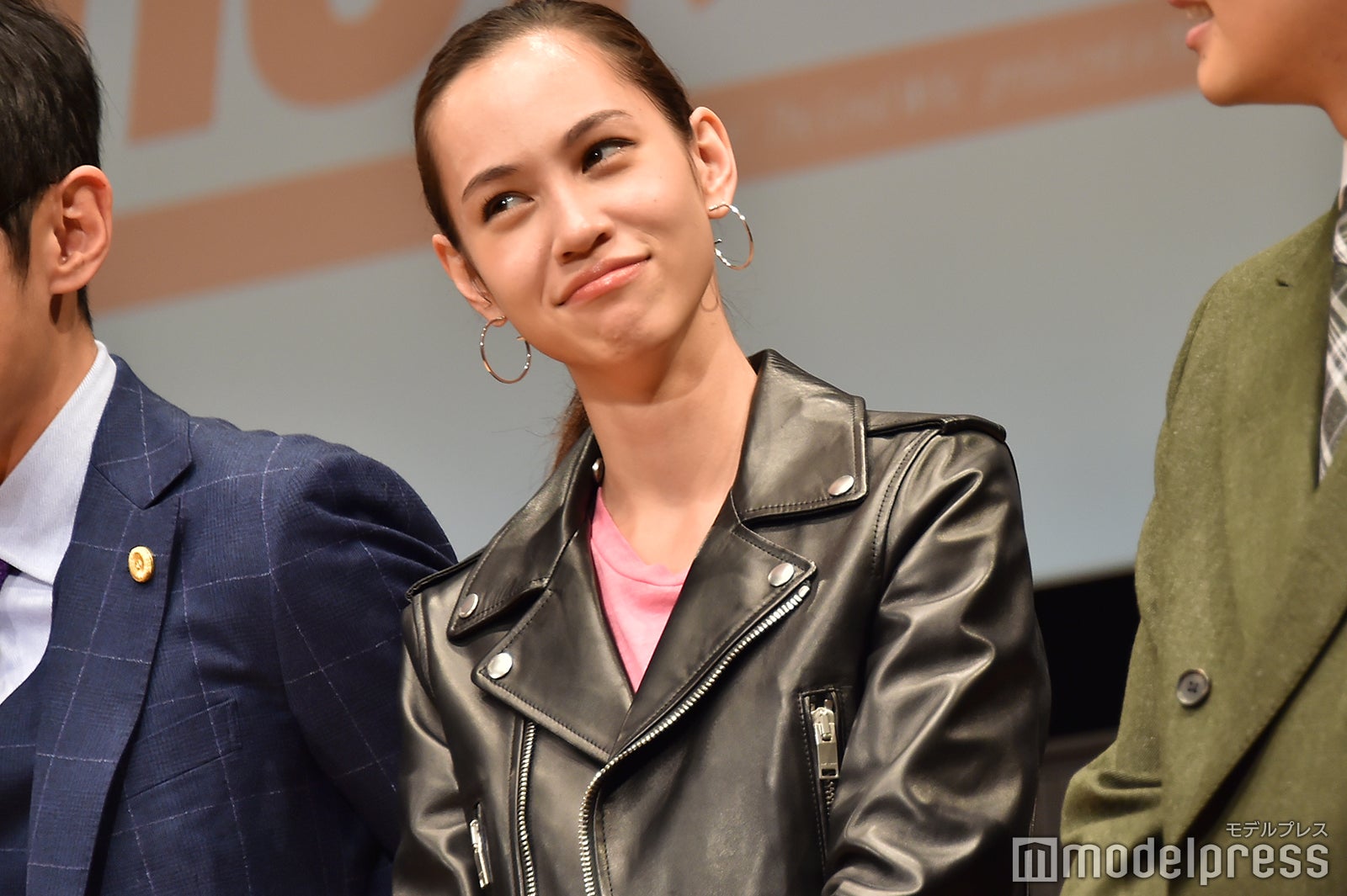 首をかしげる水原希子 （C）モデルプレス