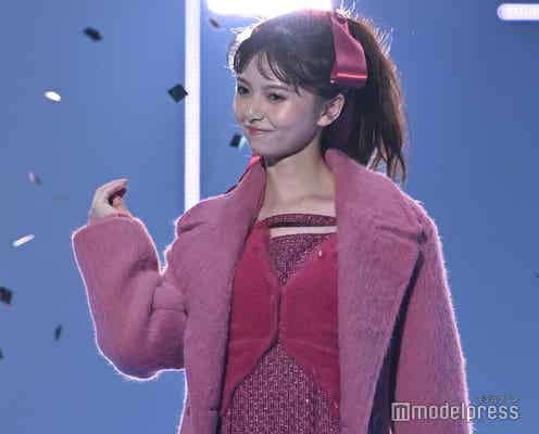 齋藤飛鳥、キラキラピンク・大ぶりリボンの多幸感ランウェイ【TGC 2024 A/W】