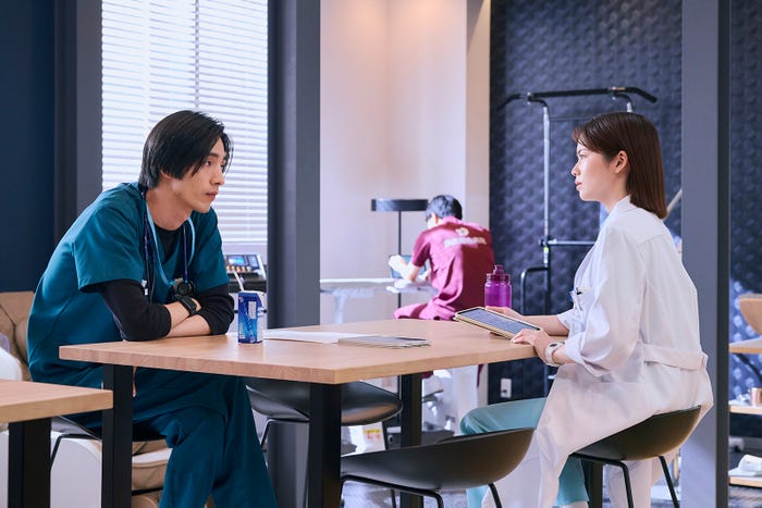 清水尋也、小芝風花「19番目のカルテ」(C)TBSスパークル/TBS(撮影:加藤春日)