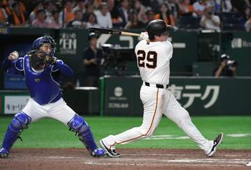 巨人・橋上監督代行が審判に抗議 ダルベックが空振り時に捕手の二塁送球を妨害との判定に 一旦ベンチに戻った後、再度グラウンドに出る場面も