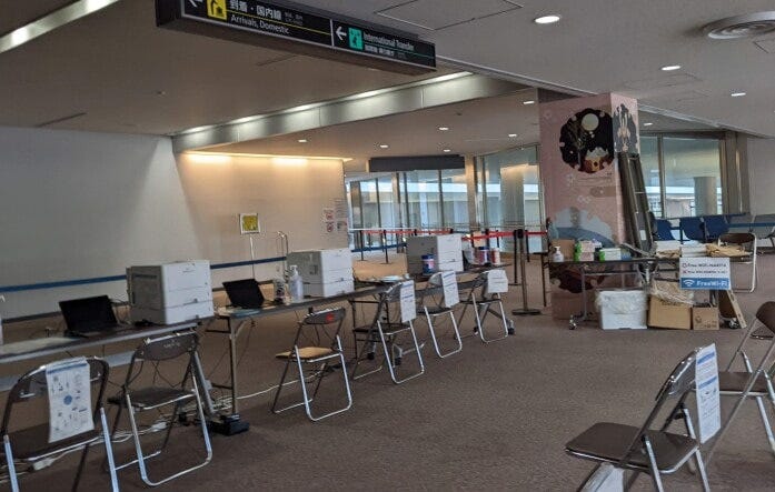 成田空港で降機すると、何やら物々しい感じですが、一般の入国手続きはスムーズ