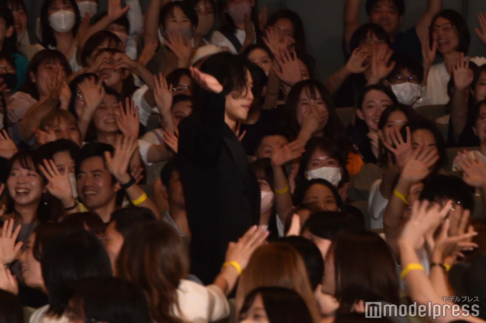 退場する山崎賢人（C）モデルプレス