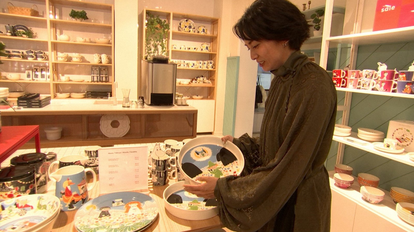 フィンランドの食器店にて（C）TBS