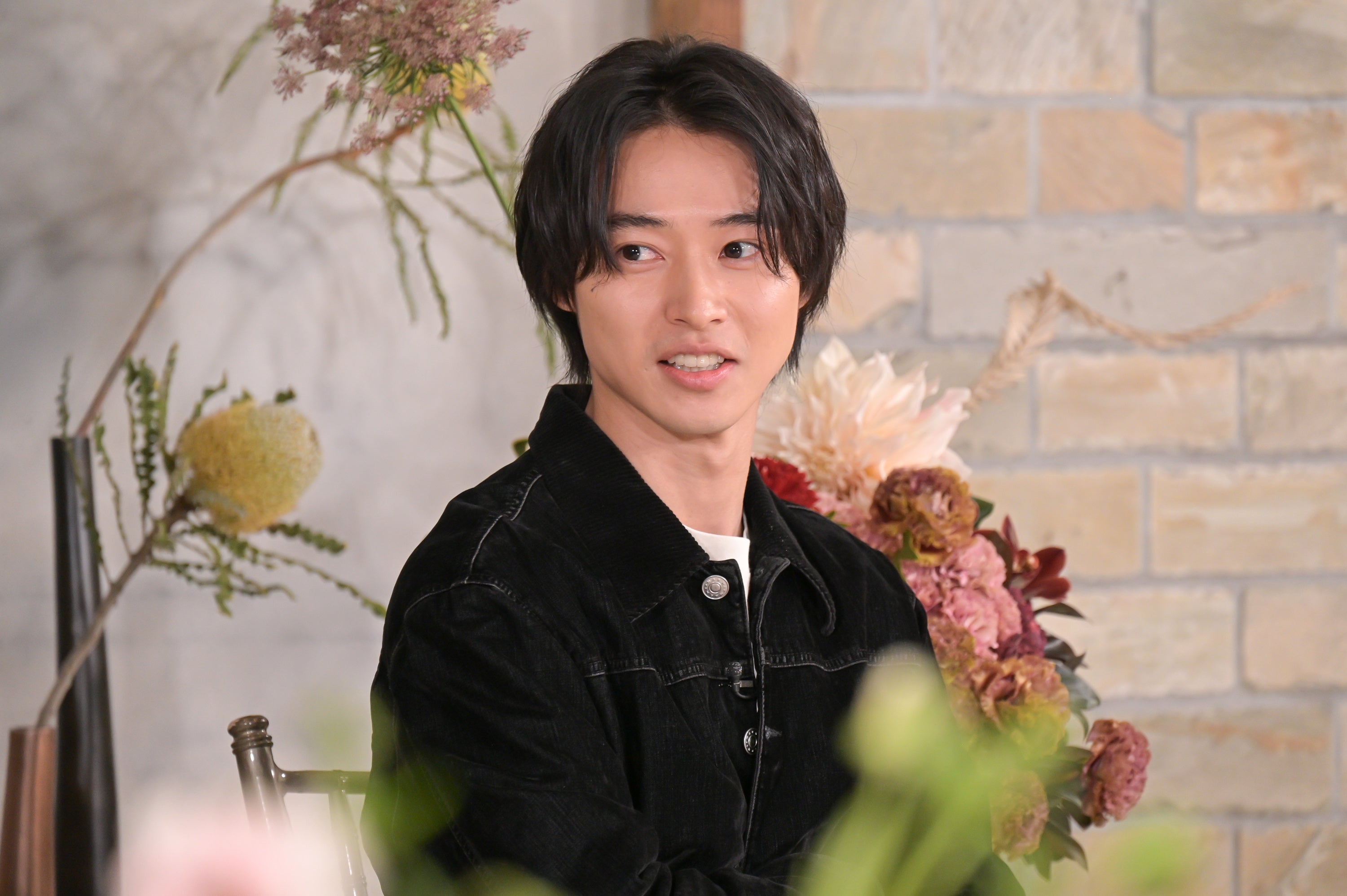 山崎賢人、テレビ初ロングインタビュー 親友・松下洸平ら明かす俳優としての“凄み”とは