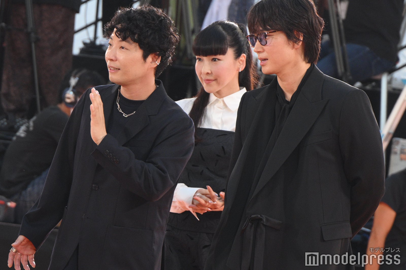 観客の声援に応える星野源、麻生久美子、綾野剛（C）モデルプレス