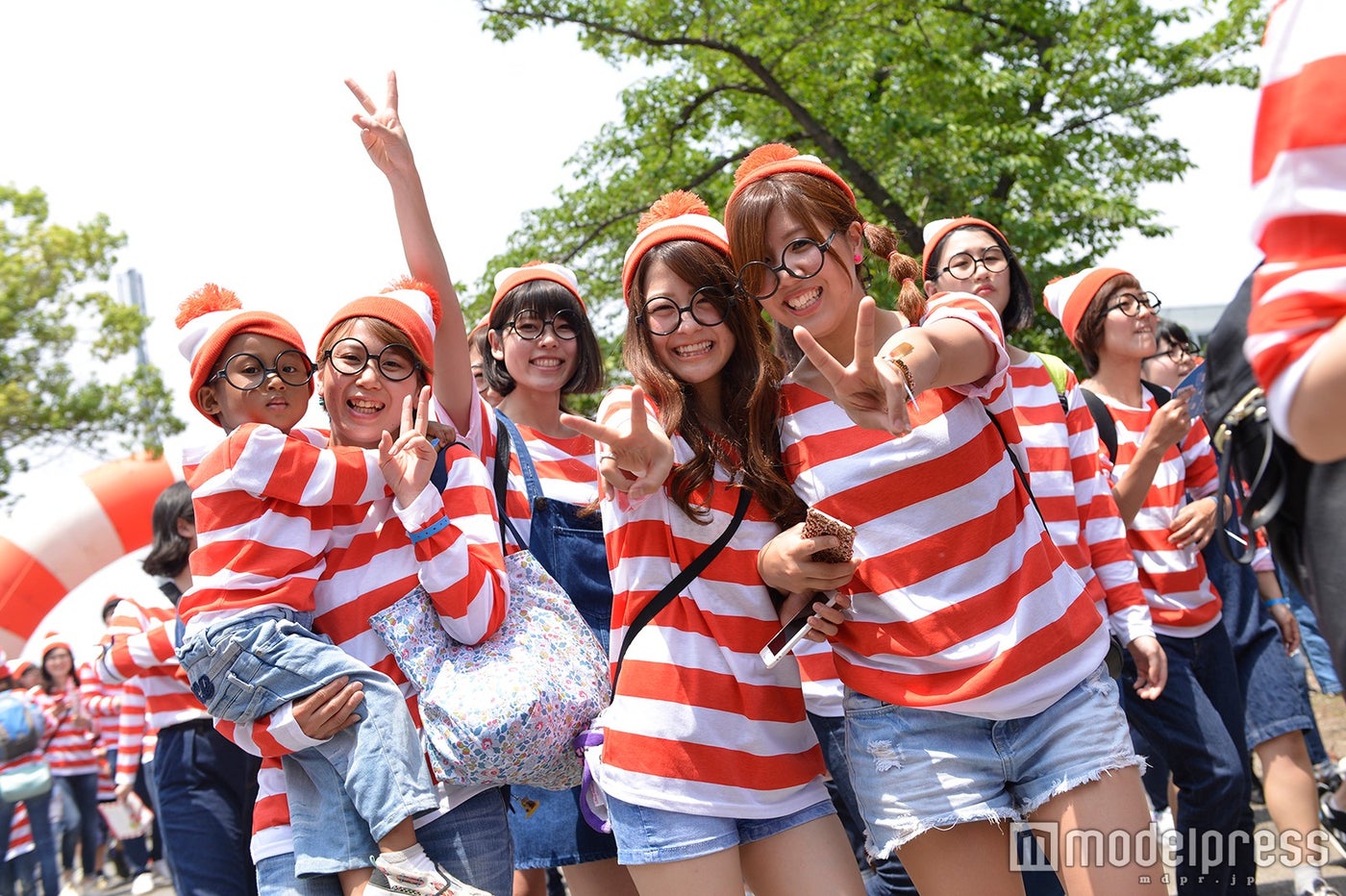「ウォーリーラン」大阪で開催　赤白ボーダー服で遊園地を駆け巡る／画像提供：スポーツワン