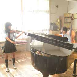広瀬すずはヴァイオリン、山崎賢人はピアノを猛練習して撮影に臨んだ（C）2016フジテレビジョン 講談社 東宝 （C）新川直司／講談社