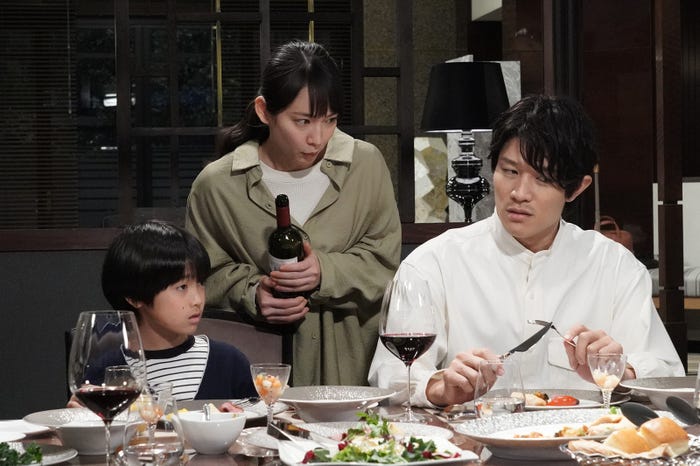 岩田琉聖、吉岡里帆、鈴木亮平「レンアイ漫画家」第5話より(C)フジテレビ