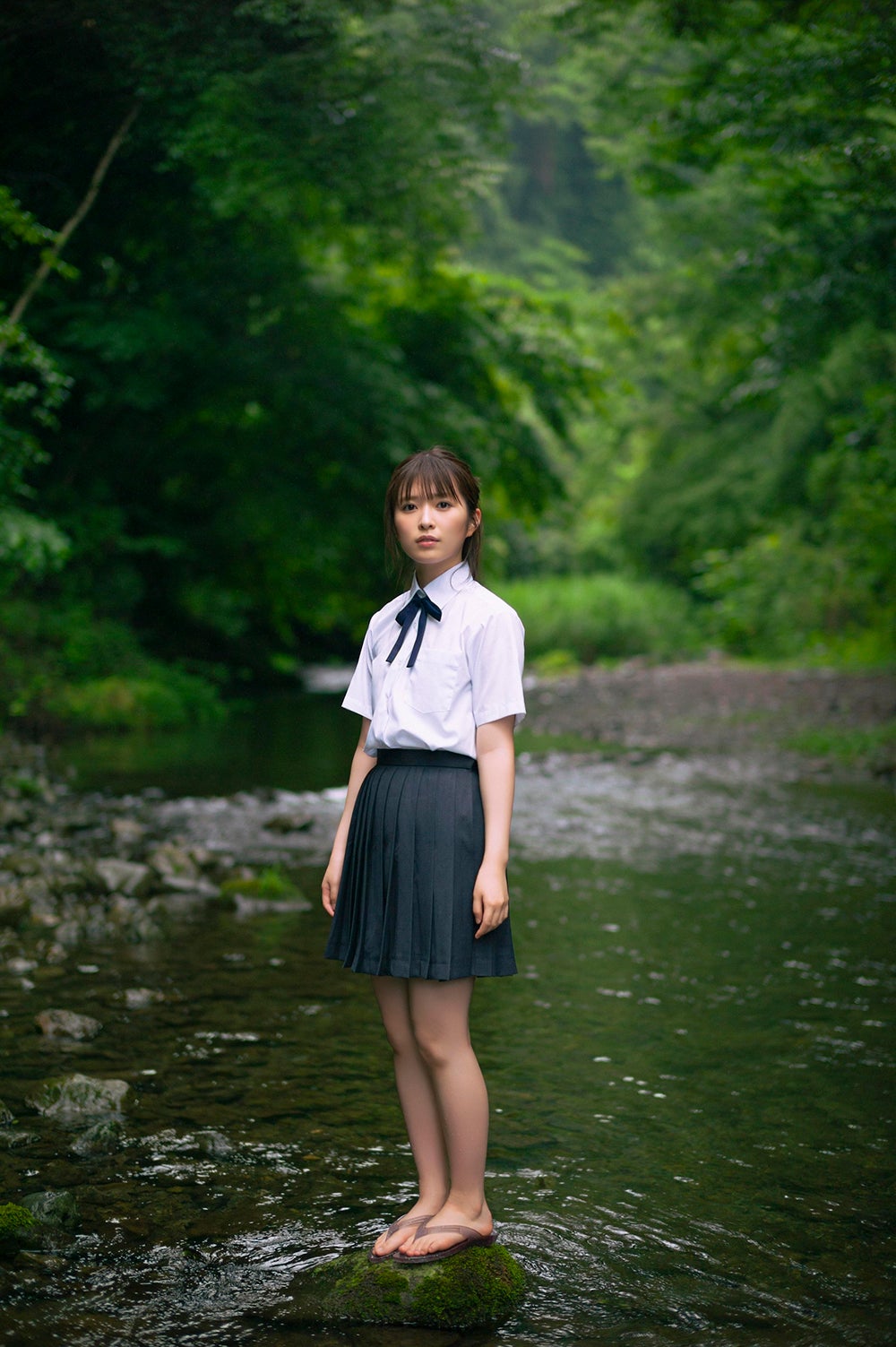 乃木坂46小川彩、“夏”の儚さ＆透明感強調 制服姿で青春グラビア