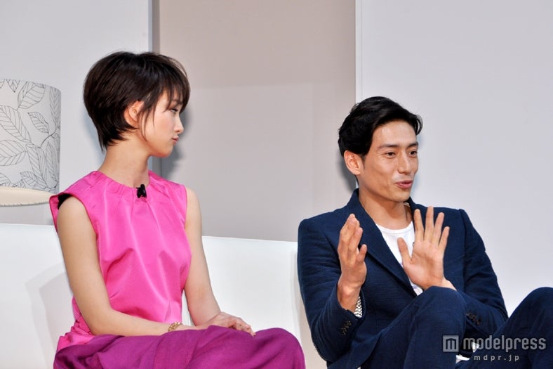 左から：剛力彩芽、伊勢谷友介