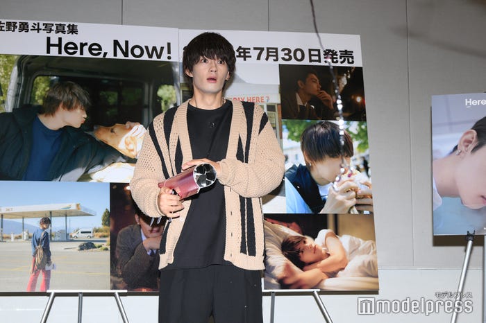 バズーカに驚く佐野勇斗(C)モデルプレス