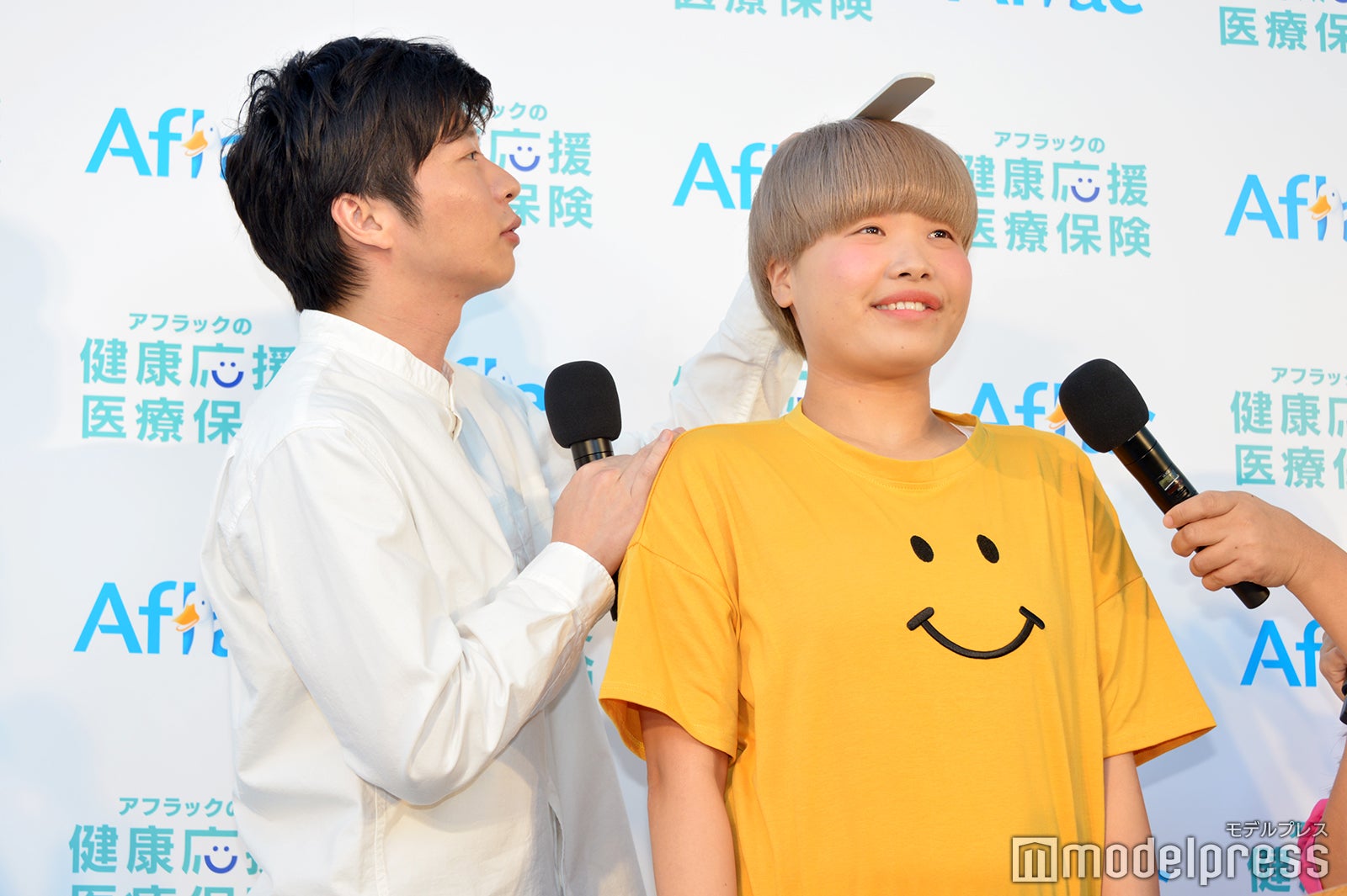 田中圭（左）に身長・体重を測定されたまひる（右）「圭さんに体重を見られるのが恥ずかしい…」（C）モデルプレス