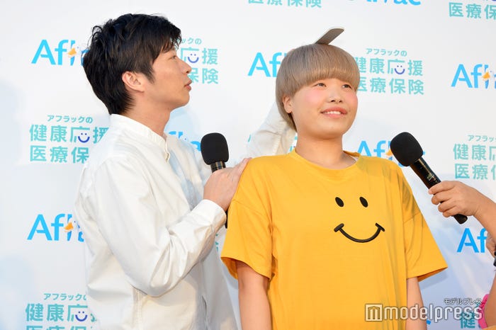 田中圭(左)に身長・体重を測定されたまひる(右)「圭さんに体重を見られるのが恥ずかしい…」(C)モデルプレス