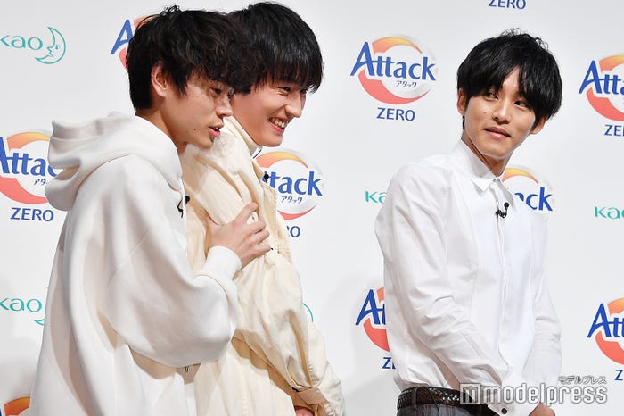 杉野遥亮(中央)に構う菅田将暉(左)、見守る松坂桃李(右)(C)モデルプレス