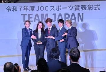 フィギュアスケート 鍵山優真がイメチェン金髪 笑顔で歓声応える