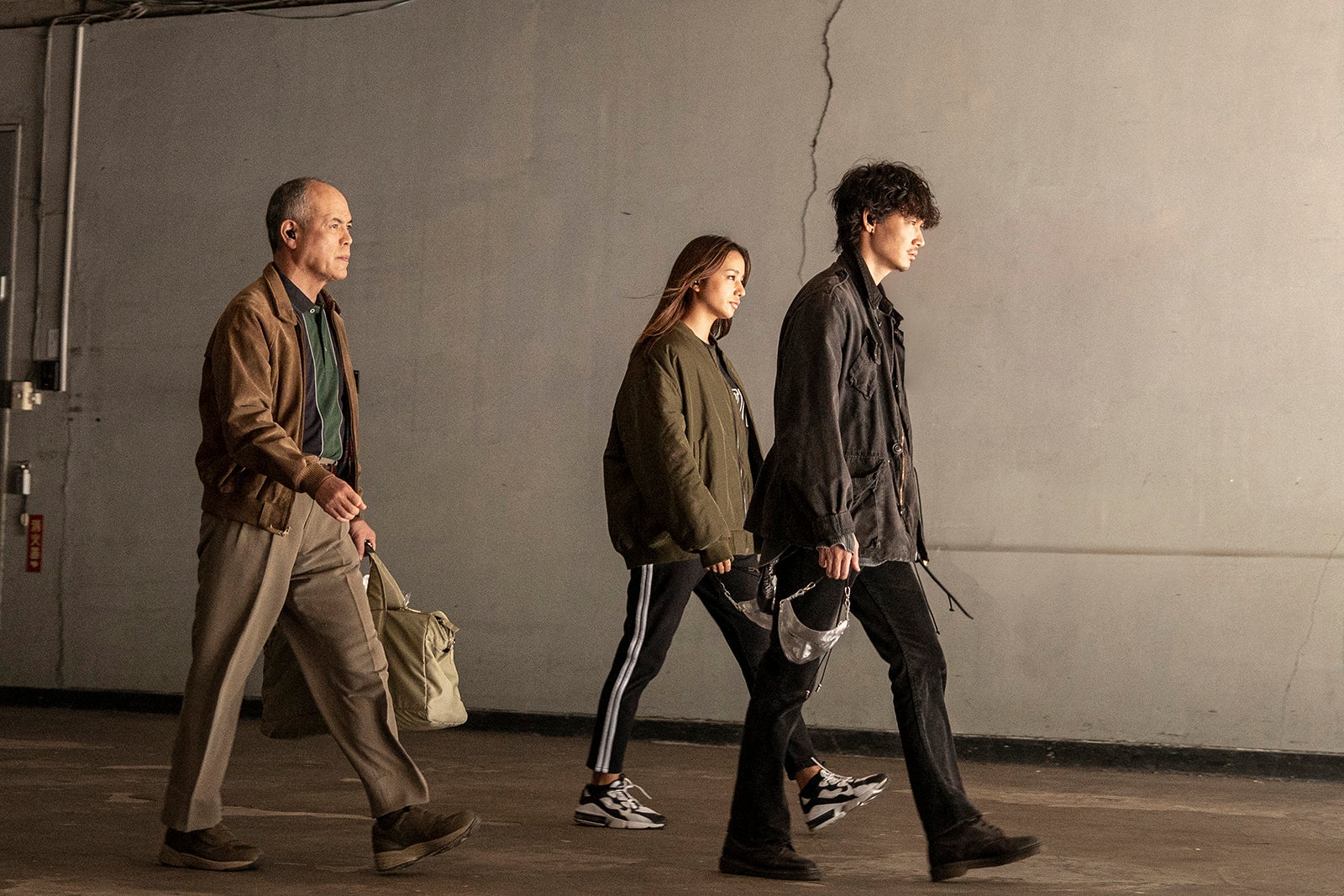 田中要次、高橋メアリージュン、綾野剛／「アバランチ」第2話より（C）カンテレ・フジテレビ