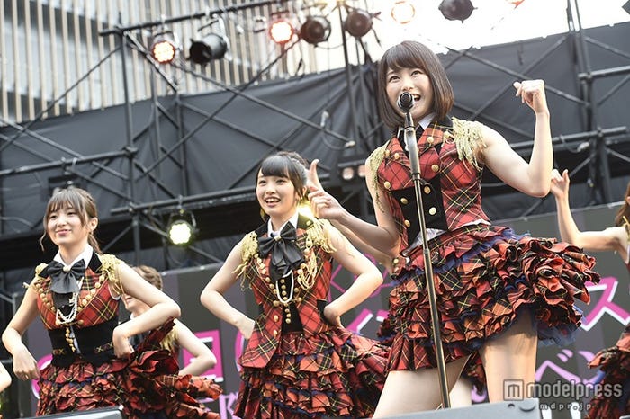 大島涼花、向井地美音、横山由依(C)AKS