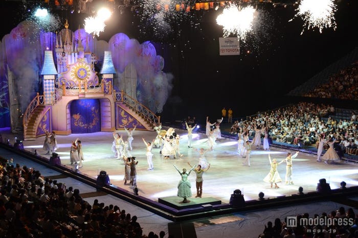 「ディズニー・オン・アイス」フィナーレでは特殊効果の花火も