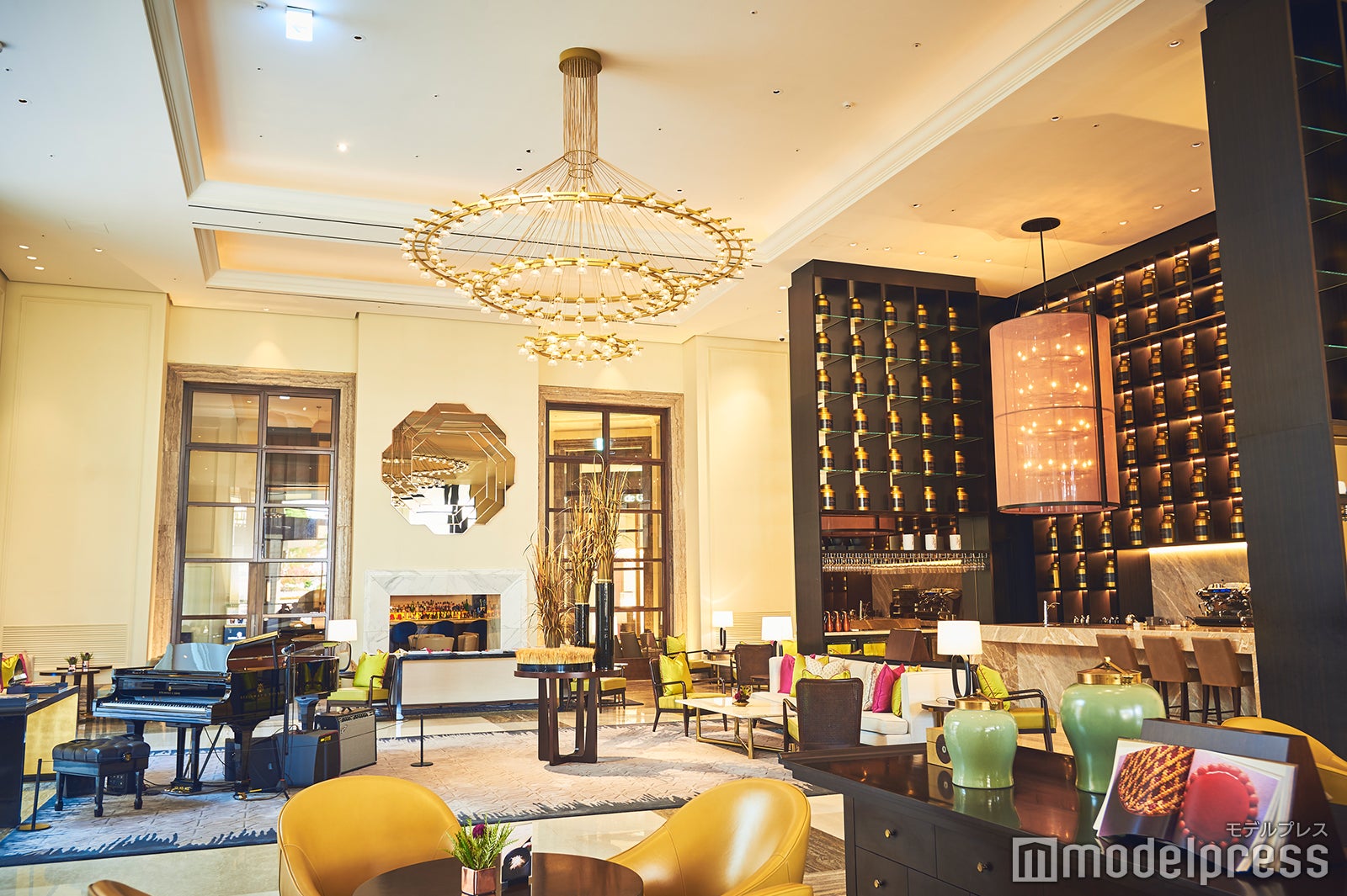 ラクジュアリーかつモダンなエントランス横のラウンジ（C）モデルプレス