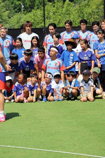 長友佑都、今度は日の丸ヘアバンドで注目の的 はちまき→テンガロンハット→ヘアバンドの“七変化”「やばいな長友みたいになってないですか？」