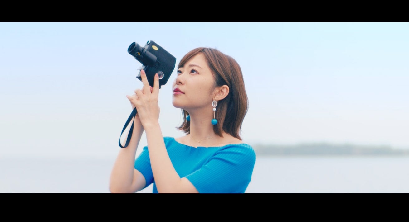 HKT48の10枚目のシングル「キスは待つしかないのでしょうか？」MVより（C）AKS