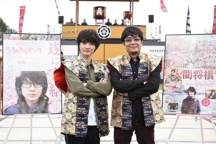 神木隆之介と大友啓史監督(提供画像)