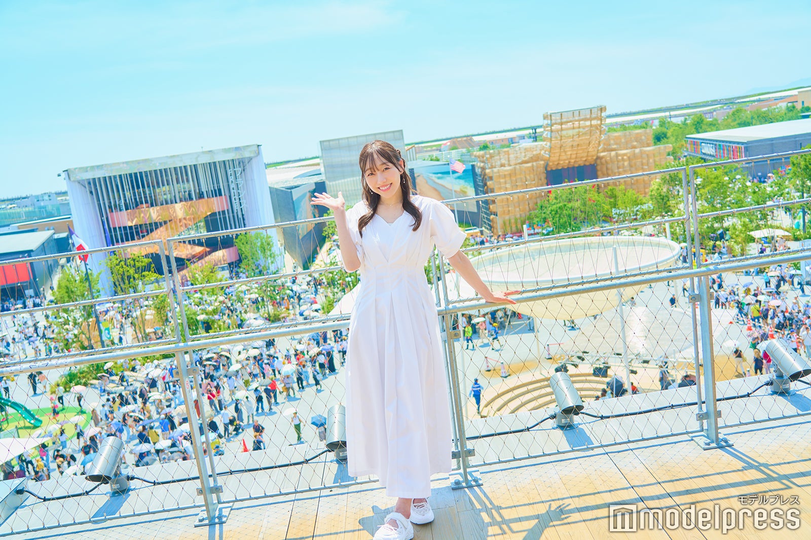 須田さん念願の大屋根リングで記念撮影（C）モデルプレス