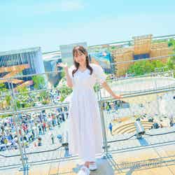 須田さん念願の大屋根リングで記念撮影(C)モデルプレス