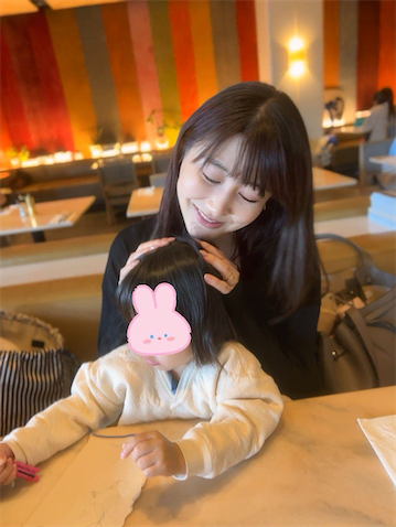 安めぐみ、膝の上に座る次女をなでなで…癒しの日常ショット公開「ずっと変わらず素敵」