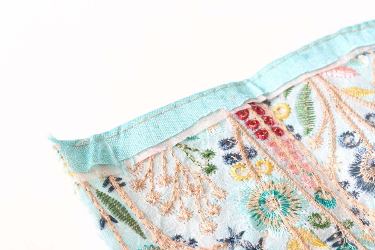 ダイソーのインド刺繍リボンの裏側