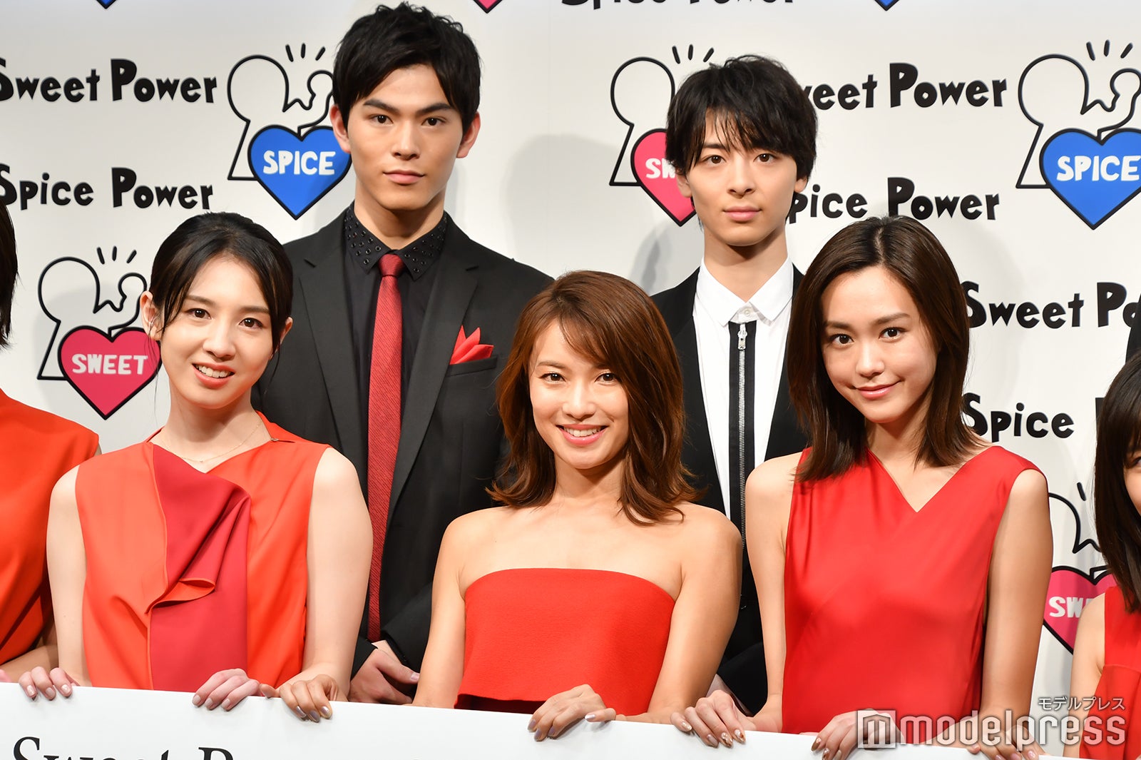 （後列左から）松大航也、高杉真宙（前列左から）桜庭ななみ、内山理名、桐谷美玲（C）モデルプレス