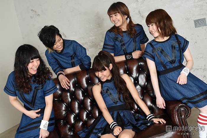 LAGOON/(前列左から)YUKINO、MIORI、yuri(後列左から)NANA.、RINO