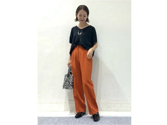 【OKコーデ】半袖でも秋らしい色使いなら馴染みがよくスタイリッシュ 出典:WEAR