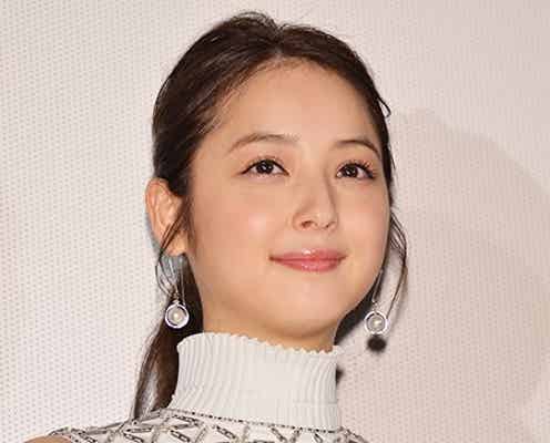 佐々木希、技ありハイネックで上品レディ<ファッションチェック>