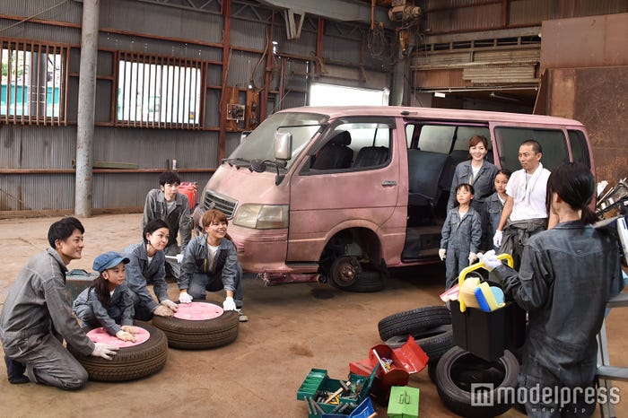 古びたラブワゴンに集結するメンバー(C)モデルプレス